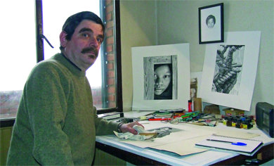 Julián Redondo, posando junto a algunas de sus plumillas más recientes en su mesa de trabajo  (Foto: ALEJANDRO SÁNCHEZ)