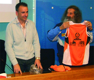 El Tragamillas, junto a Javier Martín, del Mesón Castillo  (Foto: A. SÁNCHEZ)