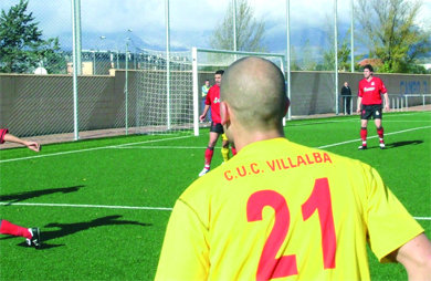 Salvat, baja en Getafe, observa una jugada en el partido jugado por el Villalba ante el Pinto  (Foto: EL FARO)