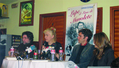 José Tomás, en el centro, en un acto celebrado hace unas semanas en Madrid  (Foto: ARCHIVO)