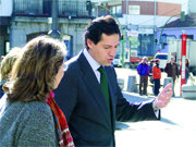 El alcalde, con la consejera de Transportes  (Foto: ALEJANDRO SÁNCHEZ)