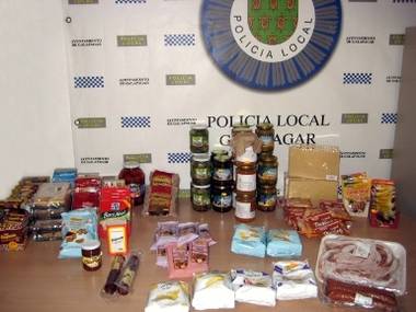 La Policía Local de Galapagar retira 50 kilos de productos caducados e ilegales en cuatro establecimientos