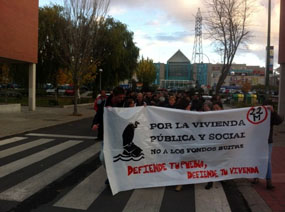 Un centenar de vecinos protesta por la venta de viviendas protegidas a los ‘fondos buitre’ 