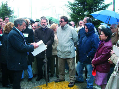 El alcalde, en presencia de varios vecinos  (Foto: CEDIDA)