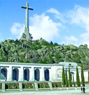 Vista de la gran Cruz del Valle de los Caídos desde la explanada de acceso a la Basílica  (Foto: ALEJANDRO SÁNCHEZ)