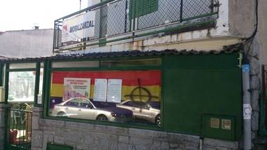 La fachada de la sede de IU aparece con pintadas de ideología neonazi