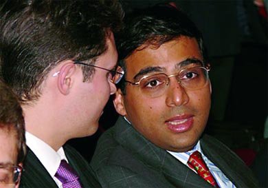 Anand, a la derecha, con el húngaro Peter Leko  (Foto: ARCHIVO)