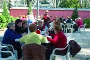 Las amas de casa de San Lorenzo celebran la llegada de la primavera con una barbacoa al aire libre