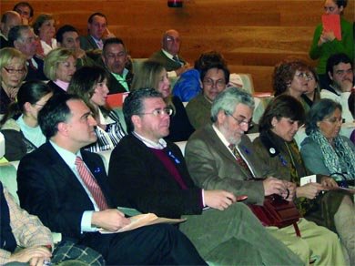 El candidato del Partido Popular de Collado Villalba, Julio Henche; el secretario general del PP de Madrid, Francisco Granados; y el sociólogo y escritor Amando de Miguel, durante el acto celebrado el pasado viernes en el centro cultural Peñalba (Foto:  A. ORTEGA)