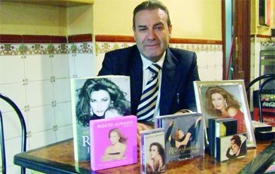 Pablo Sanz, rodeado de toda la discografía de Rocío Jurado  (Foto: ENRIQUE PEÑAS)