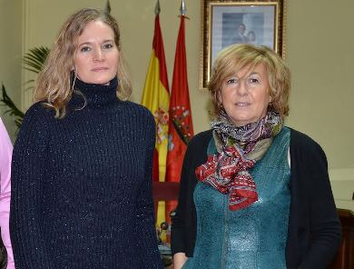 La alcaldesa, con la directora general de Consumo de la Comunidad de Madrid