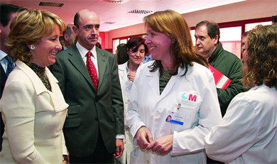 La presidenta regional saludando a una de las facultativas  (Foto: C. M.)