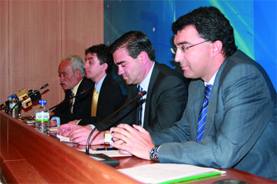 De izquierda a derecha, Víctor Cordero, Carlos López, José Pablo González y Javier Guillén, ayer durante la presentación  (Foto: RICARDO M. PEÑA)