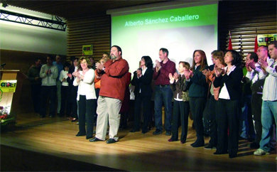 Alberto Sánchez, con los miembros de la lista de ADEI  (Foto: A. O.)