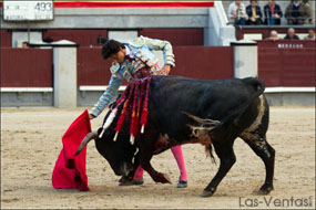 El novillero Roca Rey abre la puerta grande de Las Ventas