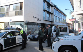 Un centenar de agentes de la Guardia Civil desaloja el edificio ocupado de la calle Madrid