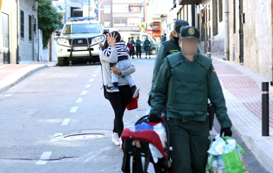 Un centenar de agentes de la Guardia Civil desaloja el edificio ocupado de la calle Madrid