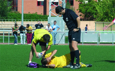 Un jugador villalbino es atendido sobre el césped del Municipal   (Foto: EL FARO)