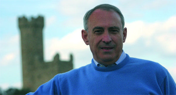 El alcalde de Torrelodones, Carlos Galbeño, fotografiado junto a la atalaya que da nombre a la localidad  (Foto: Cedida)