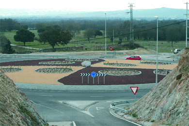 Vista de la rotonda de la salida 47 de la A-6  (Foto: R. MIGUEL PEÑA)