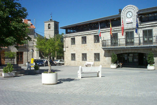 Fachada del Ayuntamiento de Colmenarejo