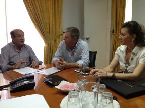 Antonio Vicente (PP), con el presidente de Montearroyo, Jorge Badiola, y la candidata de este partido, Alicia Megía