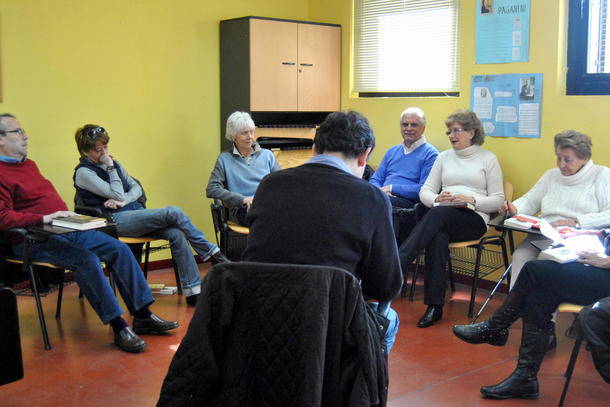 La biblioteca Ricardo León sale al encuentro de los vecinos con los desayunos literarios