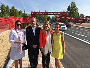 Entra en funcionamiento la pasarela peatonal de la carretera de Navacerrada