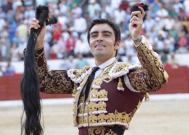 Miguel Ángel Perera corta un rabo en la feria de Colmenar