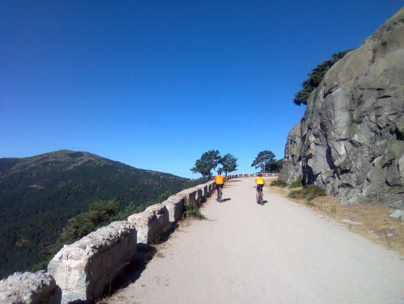 El programa de ‘Senderismo en Otoño’ se estrena con una ruta por los miradores de la Fuenfría