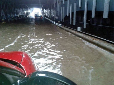 El túnel de El Escorial, desbordado por la tromba de agua en la tarde del miércoles