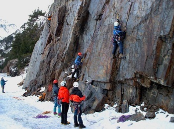 La Escuela Municipal de Montaña Adaptada oferta una nueva edición del curso de Iniciación al Montañismo Invernal