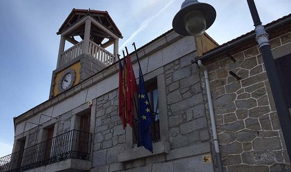 La bandera de Europa ondea a media asta en Moralzarzal en solidaridad con los refugiados