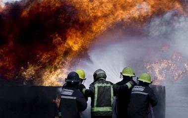 Los aspirantes a bomberos de la Comunidad se forman en incendios con prácticas con fuego real