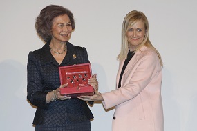 Cifuentes entrega a la Reina Doña Sofía el Premio Excelente de España por su labor humanitaria