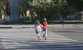 En marcha la campaña escolar “Para, Mira, Cruza” en los pasos de peatones de Collado Villalba