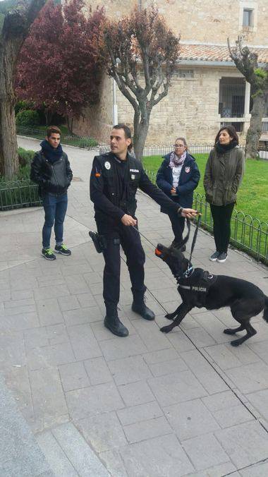 La Unidad Canina celebra un curso de adiestramiento adaptado a sordos