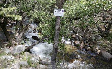 Entran en vigor las restricciones de vehículos y la prohibición del baño en la zona de La Pedriza