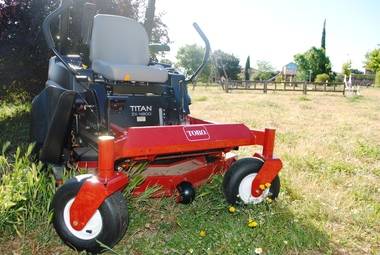 Una nueva segadora de césped mejora el mantenimiento de parques y jardines públicos 