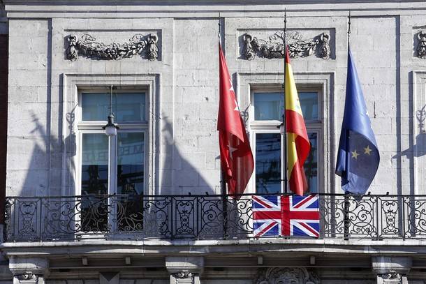 La Comunidad de Madrid coloca una bandera británica en apoyo de la permanencia del Reino Unido en la UE