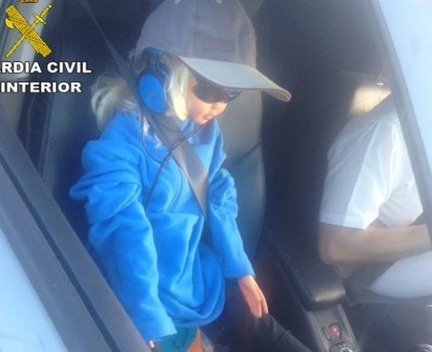 La Guardia Civil de Tráfico descubre a un conductor circulando con una muñeca por el BUS-VAO 