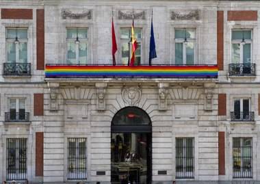 La bandera arcoíris, en la sede de la Comunidad de Madrid con motivo de la Semana del Orgullo