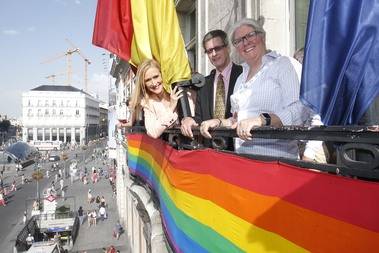 Cifuentes recibe en la sede de la Comunidad a representantes del WorldPride 2017