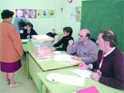 Una vecina, votando en un colegio electoral de Villalba en los comicios de 2003  (Foto: ARCHIVO)