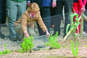 La presidenta regional, Esperanza Aguirre, inauguró el pasado sábado un hospital de recuperación de fauna silvestre, ubicado en el Monte del Pilar de Majadahonda.