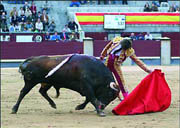 Curro Díaz (a la izquierda, toreando al natural), salió por la Puerta Grande  (Foto: www. .las-ventas.com)