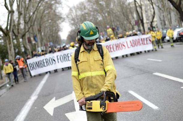 Los bomberos forestales denuncian la precariedad y escasez de sus equipos