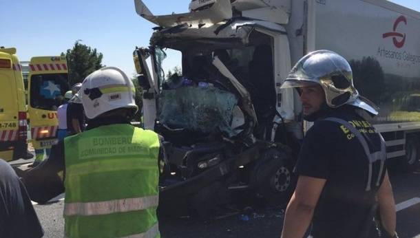  Fallece el conductor y el copiloto de un camión tras una colisión en la AP-6 