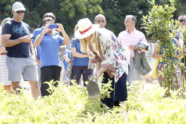 Cifuentes apoya a los emprendedores que apuestan por la agricultura ecológica sostenible