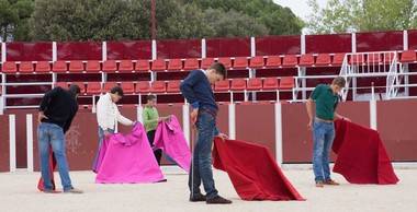 Clase práctica de los alumnos más aventajados de la Escuela de Tauromaquia de Madrid sobre el ruedo de la Candelaria 